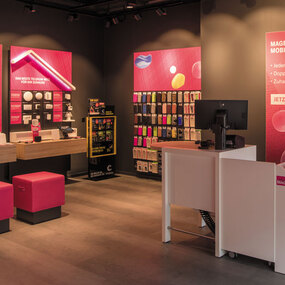 Moderner Telekom Shop mit Magenta TV, Smartphone-Zubehör und Beratungstheke im Laden.