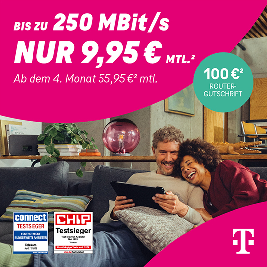 Paar sitzt entspannt auf Sofa, surft mit Tablet, Telekom Internet Angebot mit Router-Gutschrift.